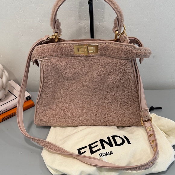 🚨FREE SHIPPING🚨 Fendi Pink Shearling Peekaboo Handbag - Picture 4 of 9